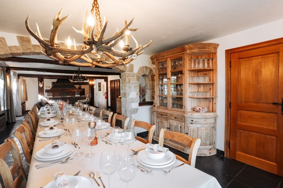Dinner Table v2 (Medium)